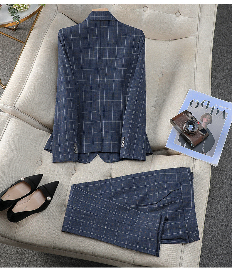 Sieviešu apģērbs Aprikožu krāsas rūtainais kostīms sievietēm, spējīgs un moderns, augstas klases profesionāls apģērbs, biznesa darba apģērbs, bikses_voghion.com