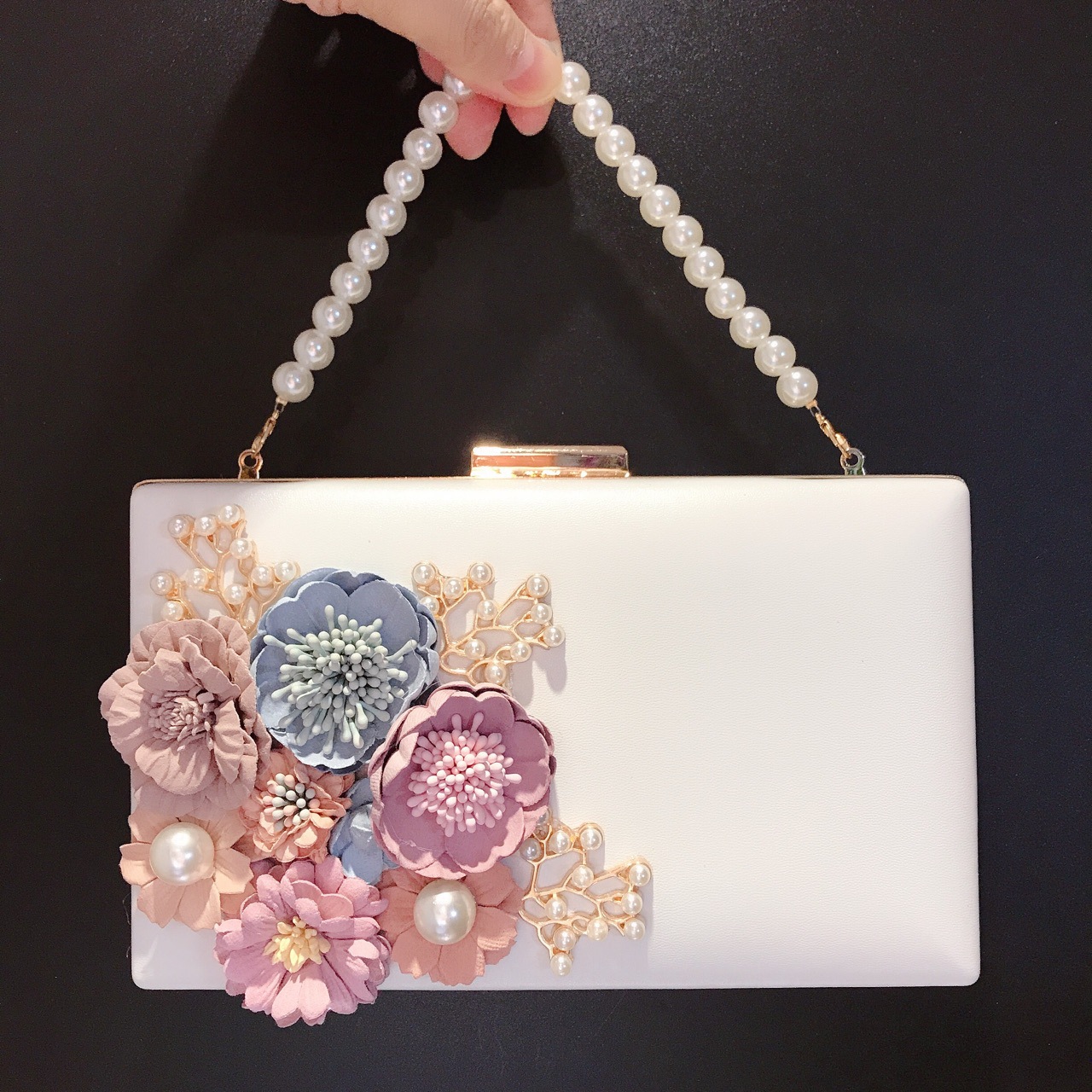 Túi clutch dạ hội hộp vuông dẹt pu trắng đính hoa ngọc trai — Màu trắng