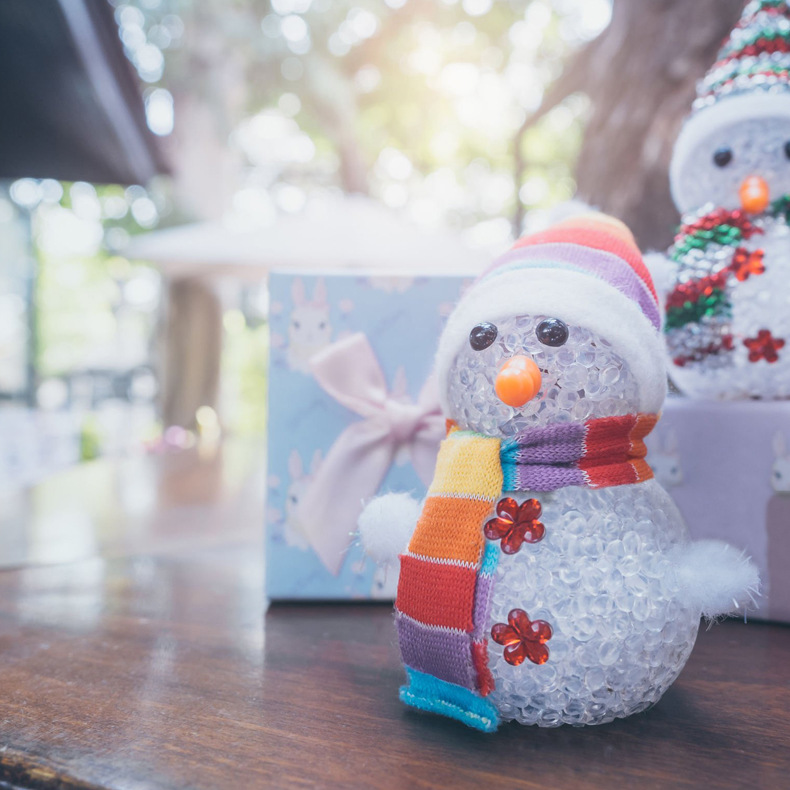 Transfronterizo luminoso muñeco de nieve decoración de Navidad   Muñeca de nieve de plástico de cristal luminoso y colorido