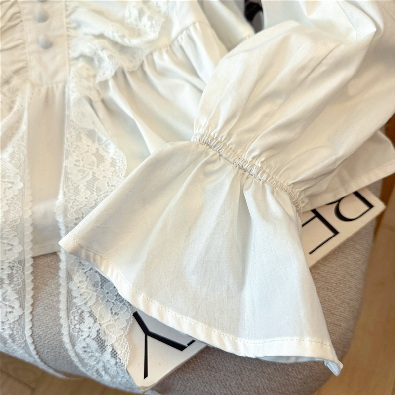 Vêtements pour femmes - Chemisier blanc à manches cloche et col en V à volants - Style romantique français - Haut tendance et jeune_voghion.com