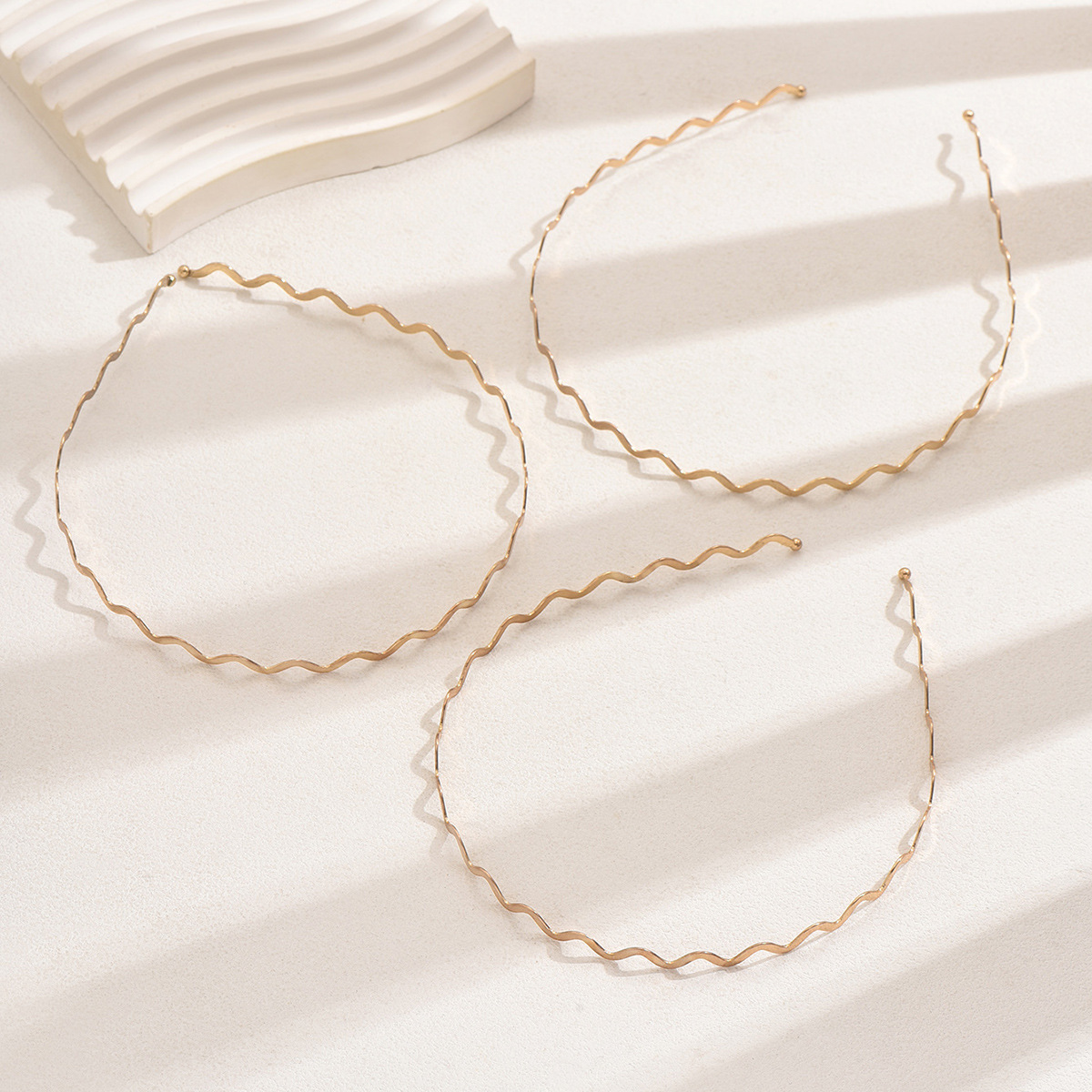 Europa y los Estados Unidos simple metal ondulado banda de cabello de moda versátil práctica banda de cabello de pestaña para salir con clip de cabello