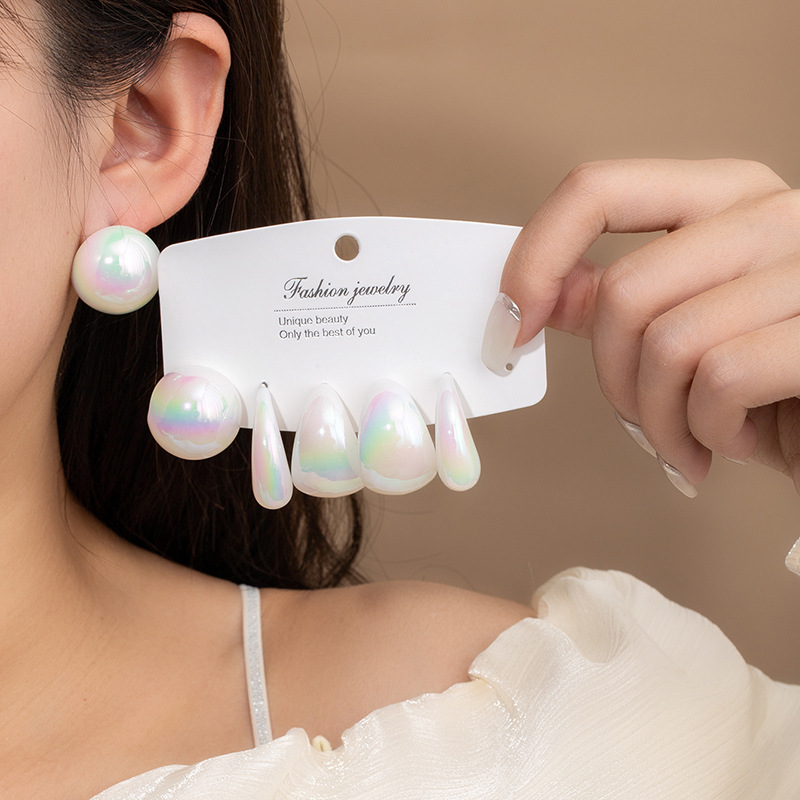 Oversized Sculptural Clear Acrylic Clip-on Earrings Modern Style_voghion.com