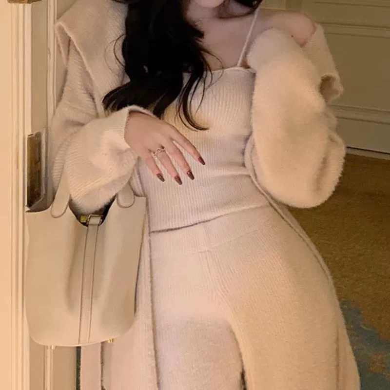 Мягкий и пушистый комплект из искусственного меха норки: новинка осени-зимы 2025 – нежный вязаный кардиган, топ и брюки-палаццо (тройка)