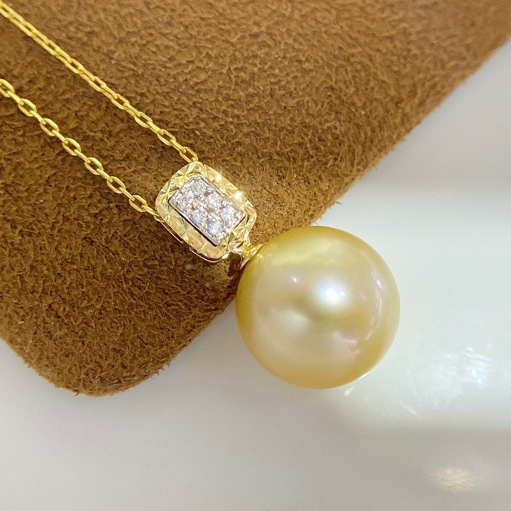 18k gold diamonds cast a unique diamond on the edge of the gorgeous…