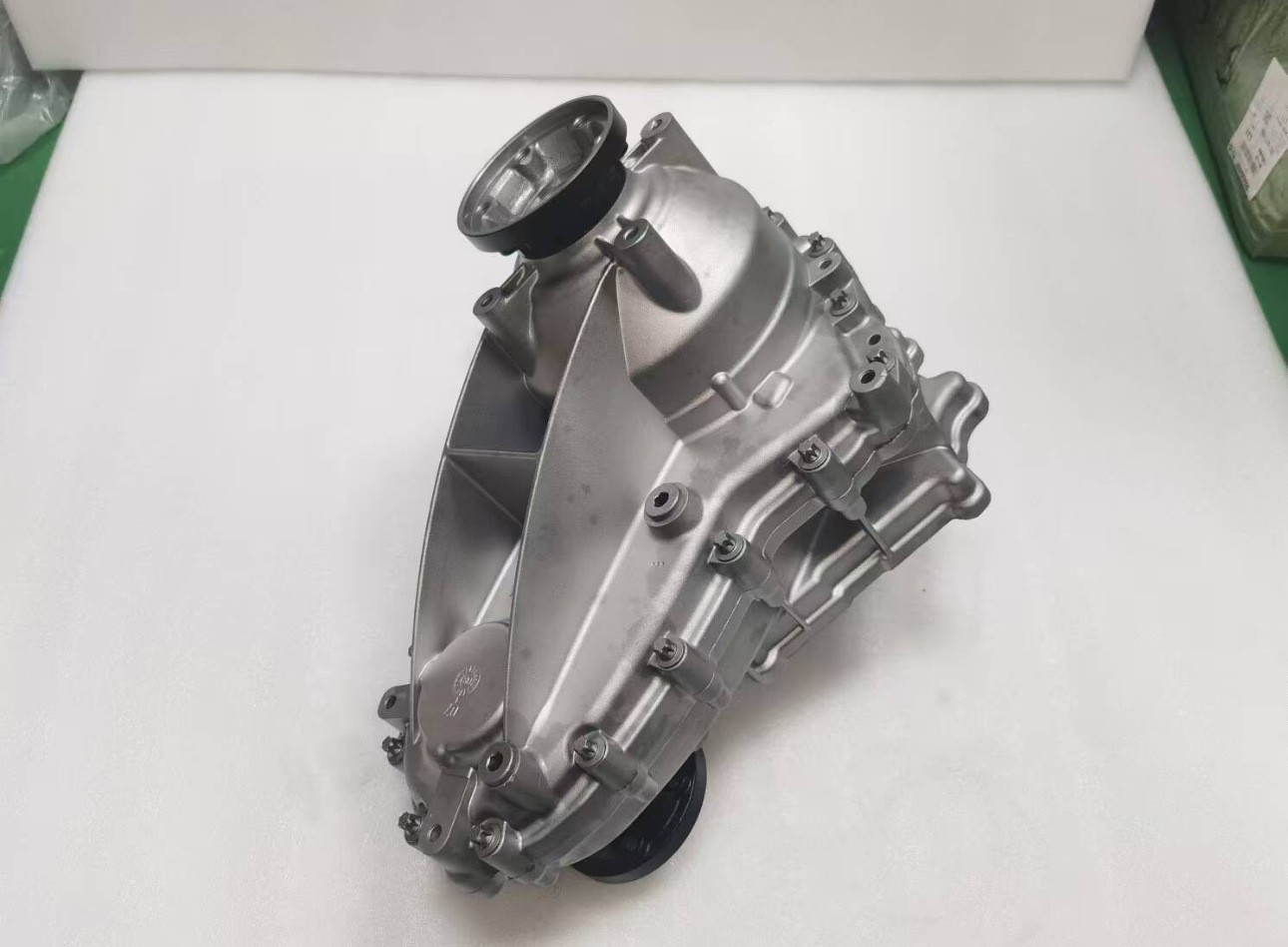 Four-wheel drive vehicle transfer case assembly, original factory aluminum alloy transmission gearbox parts, in-stock transmission transfer case assembly