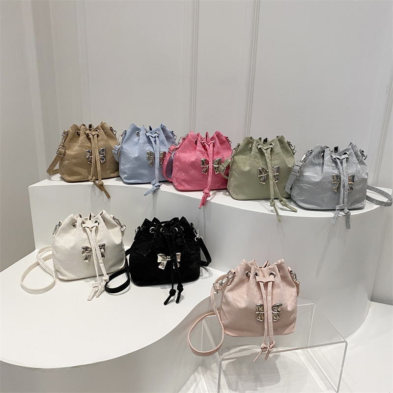 Bolso de moda de arco de tirada 2024, otoño y invierno nuevo bolso de hombro, bolso de moda de balde de literatura para mujeres