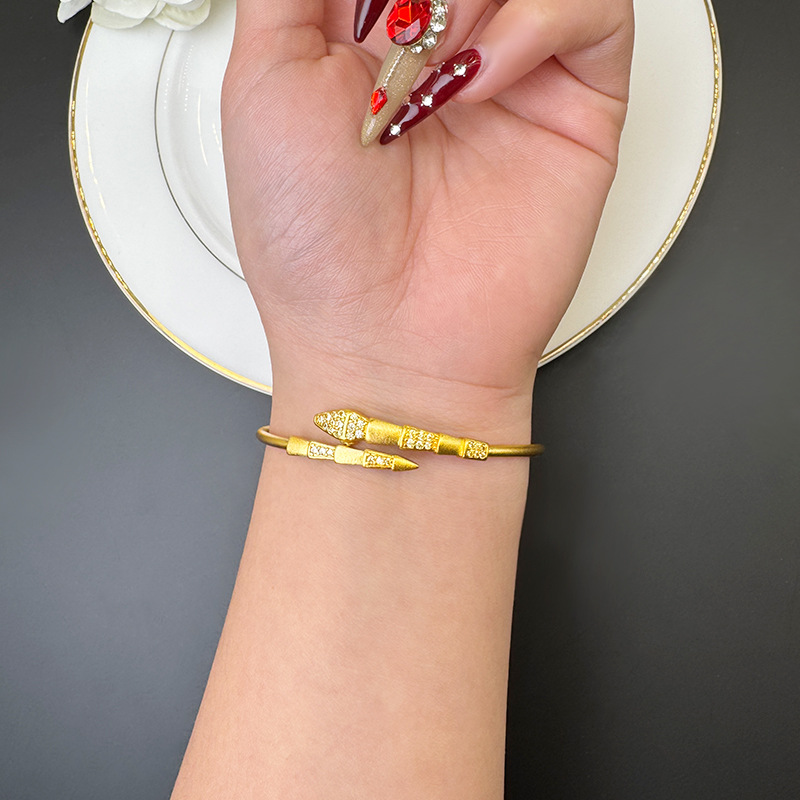Brazalete de oro de arena vietnamita transfronterizo, brazalete con hebilla de serpiente de diamantes de lujo ligero, palacio femenino, el viento no se desvanece durante mucho tiempo, joyería al por mayor