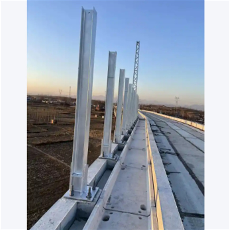 Ferrocarril de alta velocidad barrera acústica columna puente galvanizado en caliente piezas incrustadas construcción barrera acústica columna fábrica puente