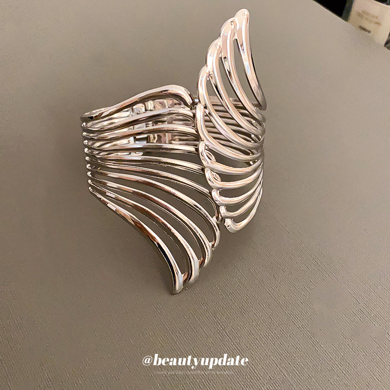 Brazalete abierto de metal de hoja hueca de patrón transfronterizo, pulsera de sentido de diseño europeo y americano, brazalete de temperamento retro de moda, mujer