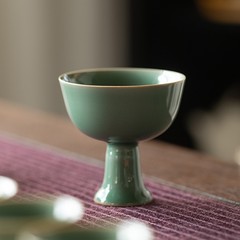 越窯の青磁の高い足の主人の杯のお茶の杯の個人の専用の1杯の陶磁器の高い足の杯は宋の復古のお茶のコップをまねます。