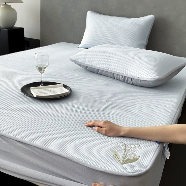 Летний прохладный коврик из ледяного шелка, комплект из трех предметов, универсальная простыня, вышитый коврик с кондиционером, складной моющийся мягкий коврик