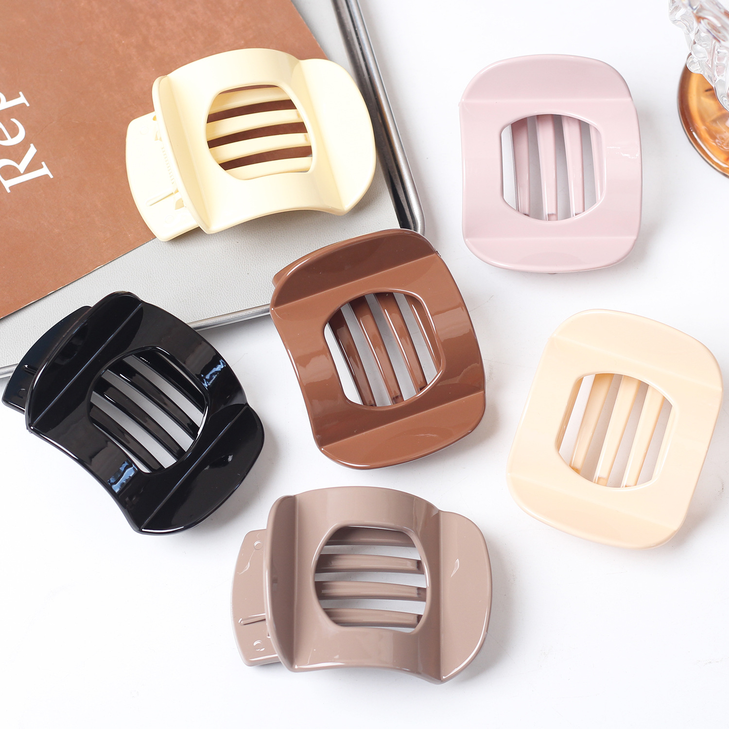 Ventas transfronterizas calientes PC tamaño medio brillante placa de color clip de cabello damas sensación avanzada antideslizante con dientes de cabello de la cabeza de las niñas