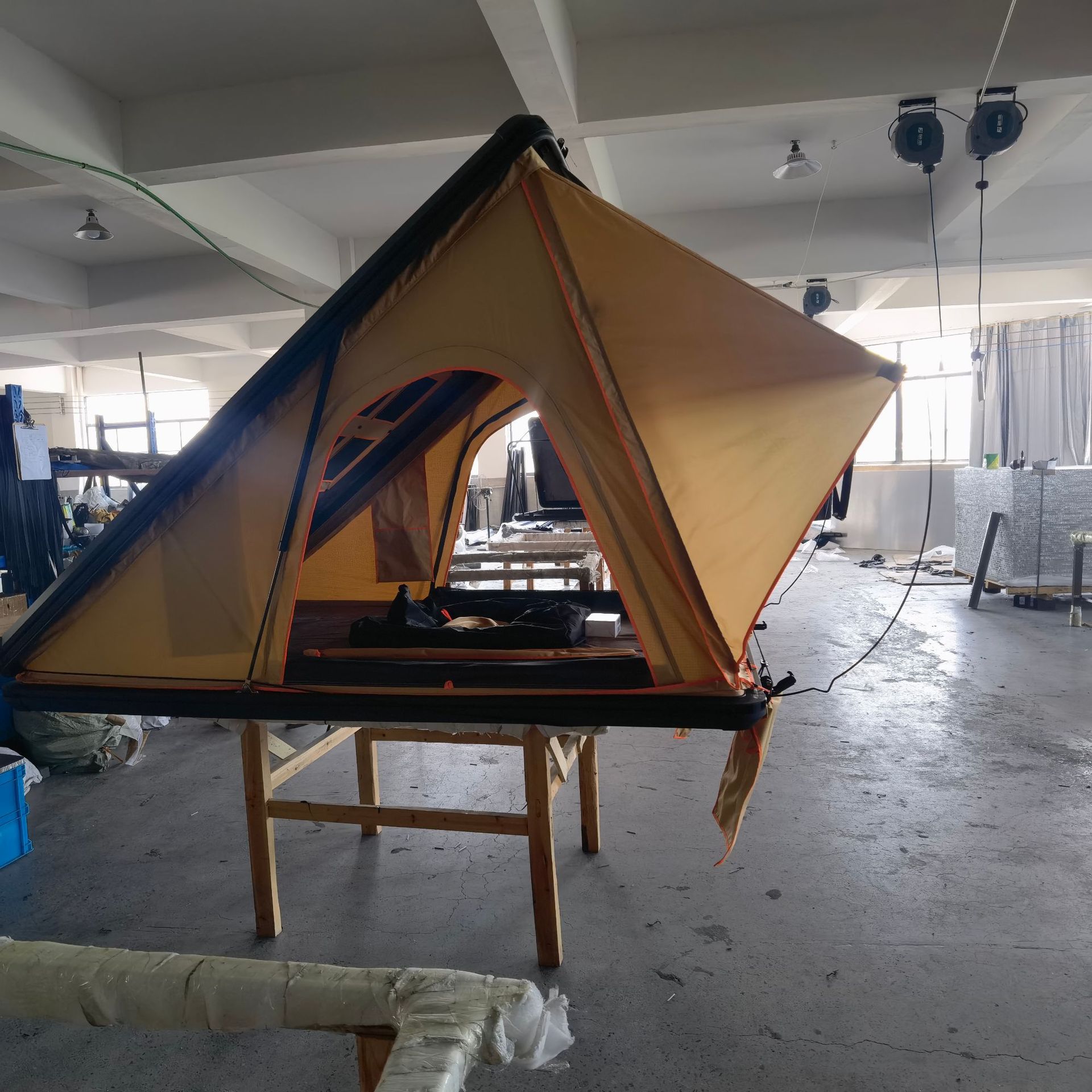 Aleación de aluminio triangular caqui poliéster tela de celos carpa de techo de carretera rápida tienda de techo duro