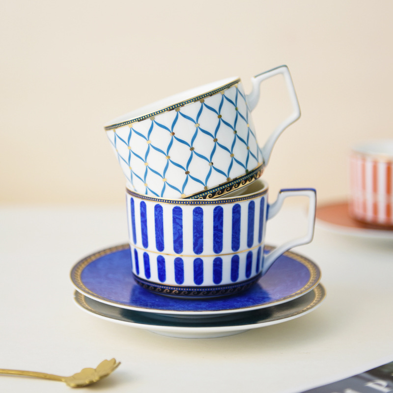 Taza de café pintada de oro de la porcelana de hueso de la vendimia Taza de té de la tarde francesa Sentido de ceremonia de la muchacha de alto aspecto Taza de desayuno de alto grado