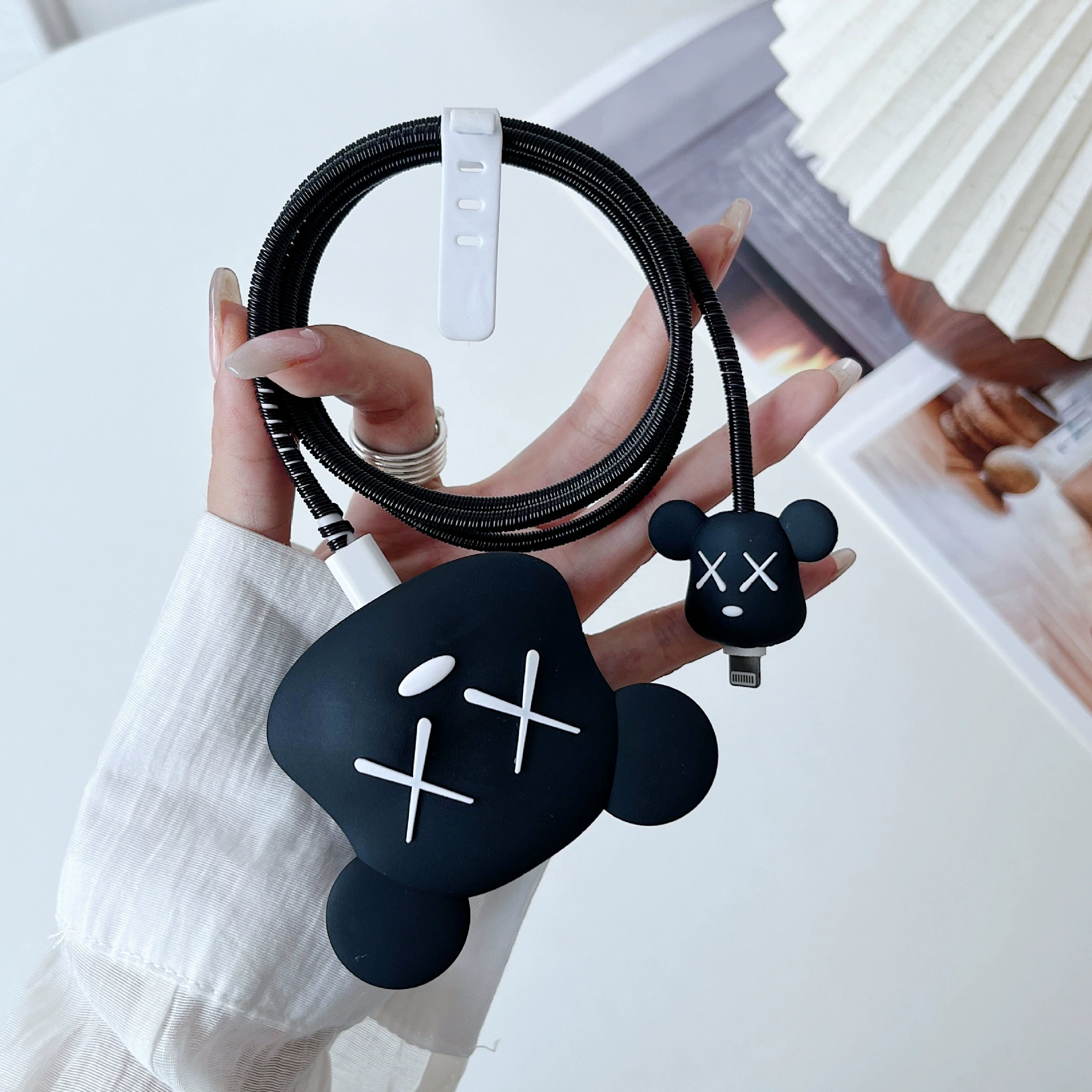 Защитный чехол для электроприборов Black Big Bear подходит для трехконтактного защитного чехла для зарядной головки Apple британского стандарта мощностью 25 Вт, чтобы предотвратить повреждение.