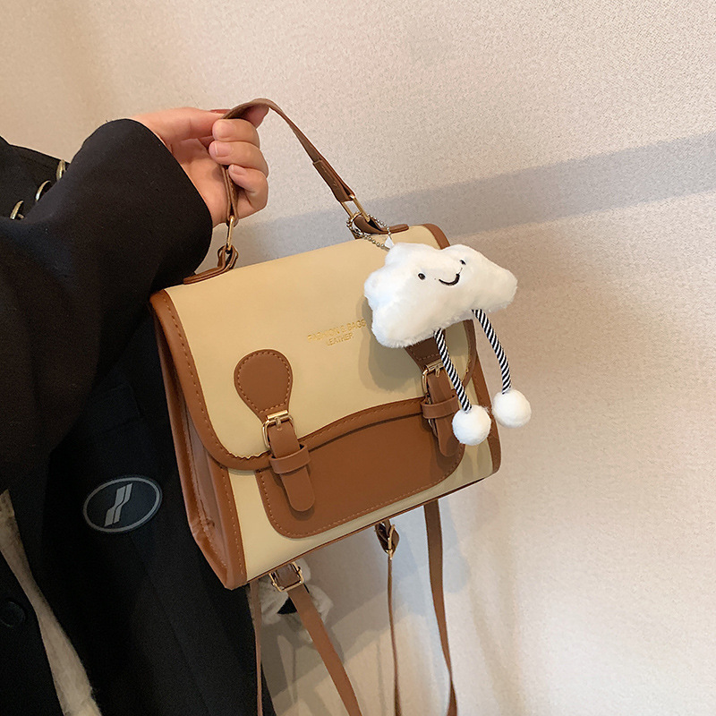 펜던트가 달린 카키색