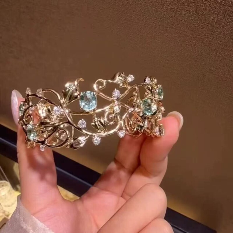 Retro Vine Metal Bracelet for Women, Unique and Beautiful, Light Luxury Style, Wide Version, Gold Color, Versatile Jewelry Retro Vine Metal Bracelet for Women, Unique and Beautiful, Light Luxury Style, Wide Version, Gold Color, Versatile Jewelry