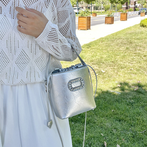 This year's popular bucket bag  summer new chain bag, embellished with diamonds, trendy hand-held top-handle bag for ladies, single shoulder crossbody bag