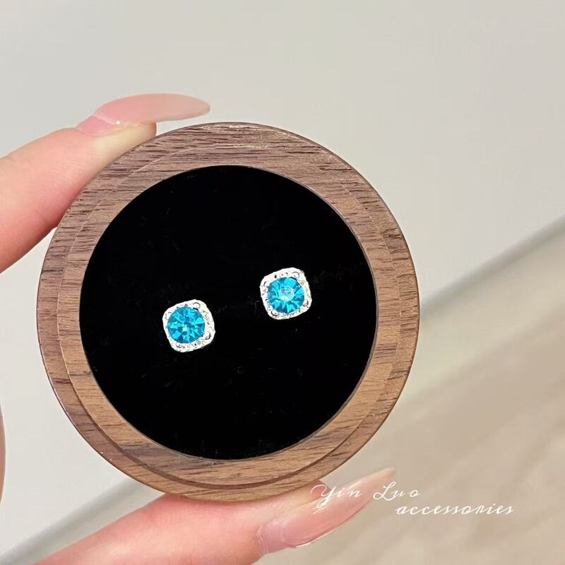 Summer blue sparkling square zircon earrings for women, geometric simple versatile studs, light luxury, compact and exquisite earrings Summer blue sparkling square zircon earrings for women, geometric simple versatile studs, light luxury, compact and exquisite earrings