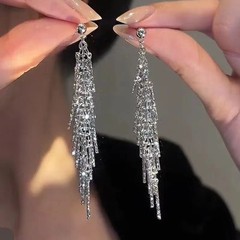 銀の針の金属のボールのフリンジイヤリング欧米のシンプルな大衆の長いタイプのイヤリングのファッションの個性的なデザイン感の耳飾りの女性