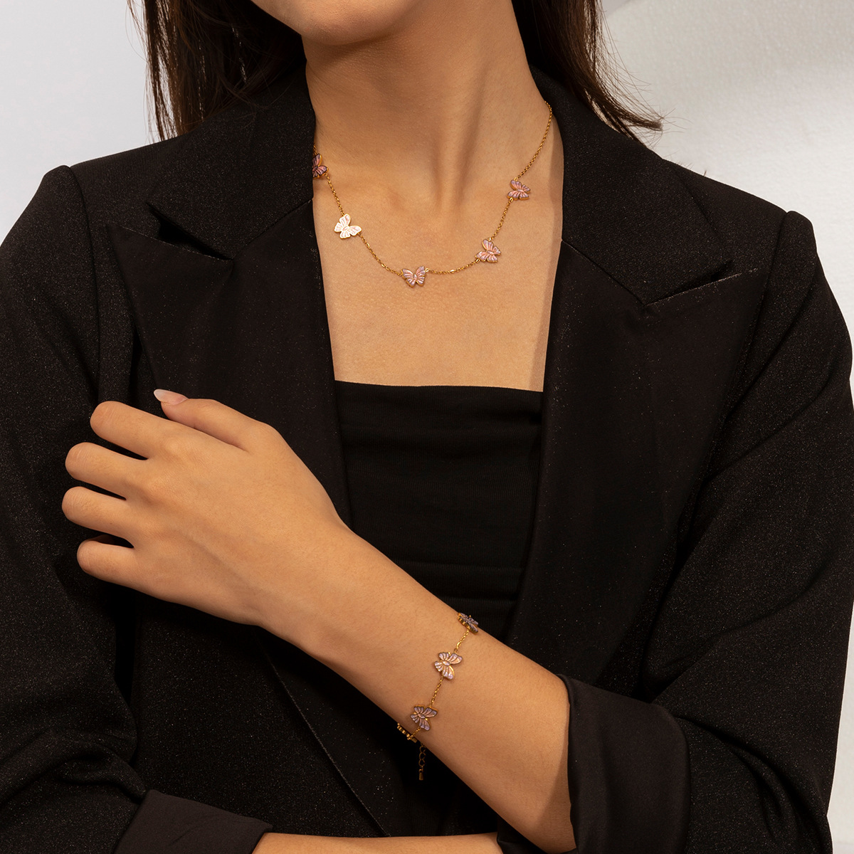 Collar de acero inoxidable TENA Europa y los Estados Unidos lujo ligero nicho universal colgante de mariposa rosa cadena de clavícula no se desvanece mujeres transfronterizas