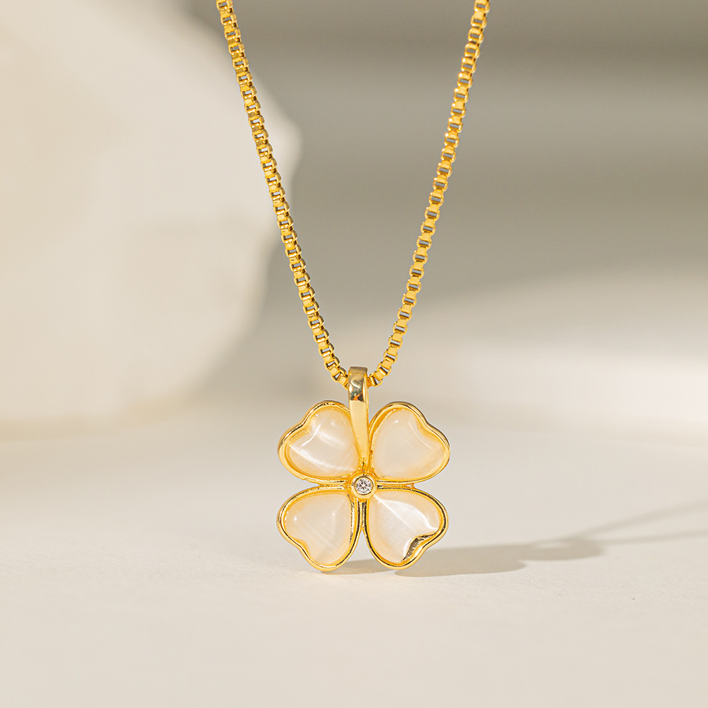 Collier ras du cou élégant pour femme, orné d'un pendentif trèfle à quatre feuilles en pierre œil-de-chat plaquée or. Bijou court de niche._voghion.com