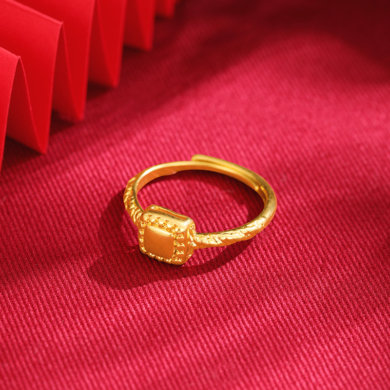 Alto sentido Pequeño Libro Rojo popular anillo de mujer nicho simple a juego de moda anillo de oro Arena de azúcar cuadrado pequeño lujo ligero