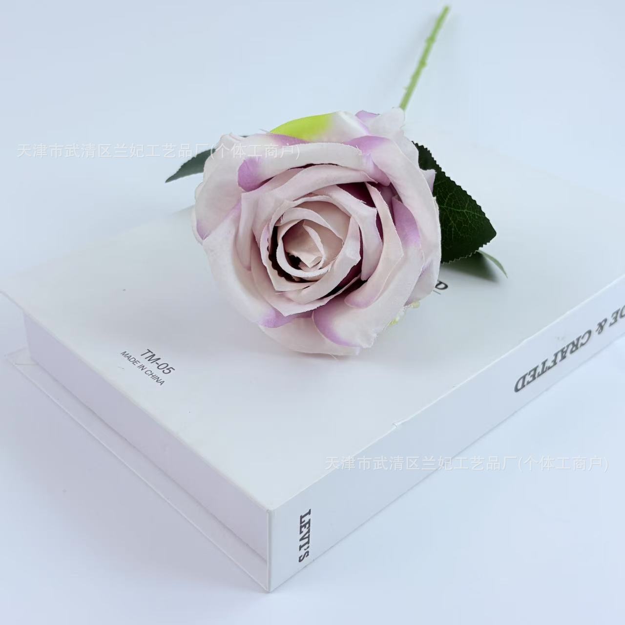 Una sola pieza de tela de seda, una pequeña rosa de crema, una rosa, una rosa, una rosa, una rosa, una rosa, una rosa, una rosa, una rosa, un arreglo floral, una boda, una pared de flores