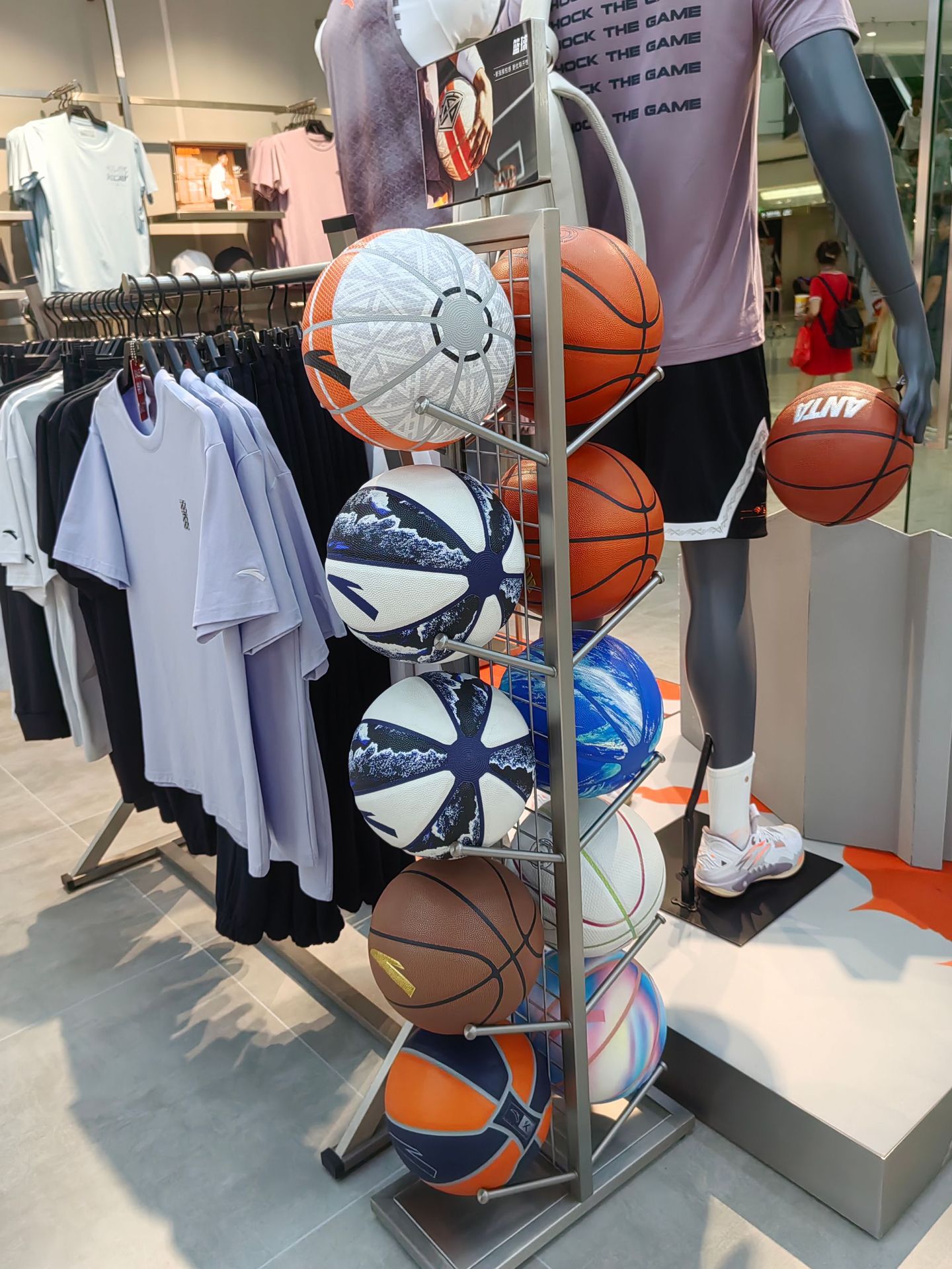 Estante de exhibición de ropa de marca Anta de acero inoxidable de pared de tienda de ropa estante de exhibición deportiva al aire libre estante multicapa grueso