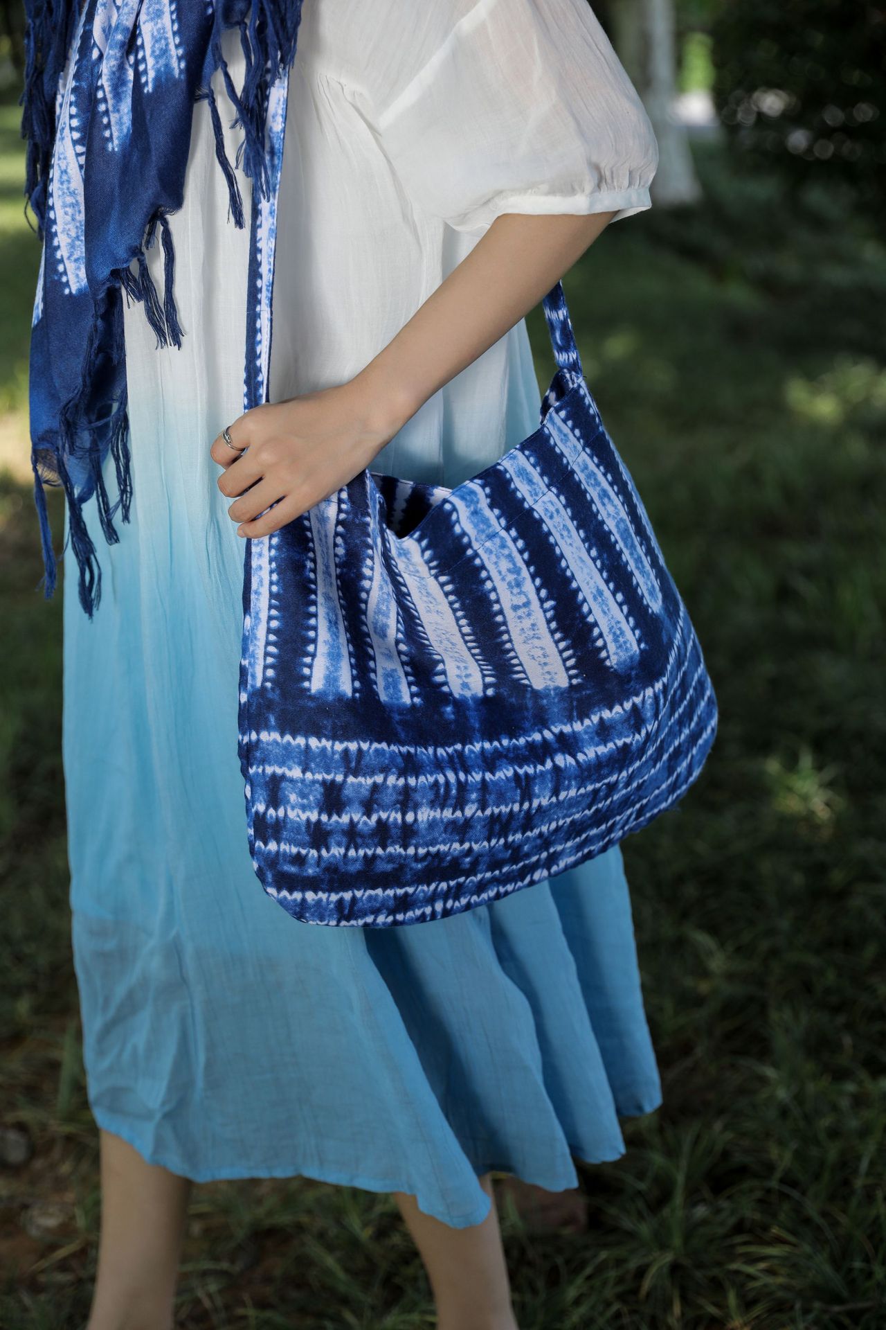 2023 Yunnan estilo étnico hecho a mano tie-dyed bolso de hombro artístico versátil pequeño bolso de tela azul y blanco retro casual bolsa de mensajero