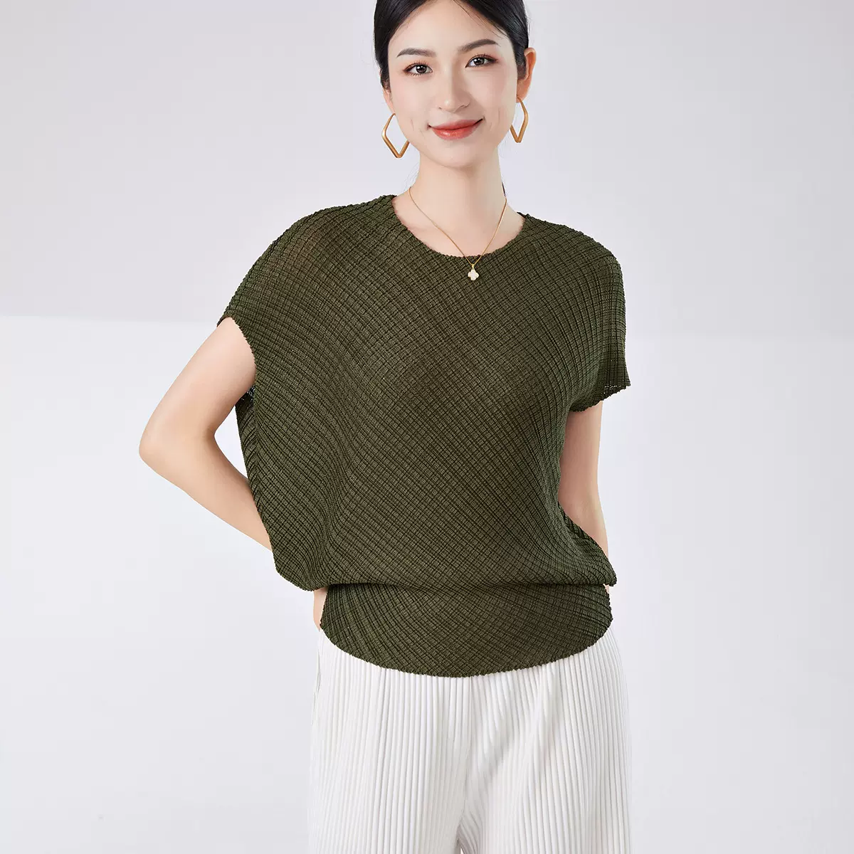 时尚宽松短袖Ｔ恤女轻薄透气蝙蝠袖圆领遮肉显瘦气质百搭三宅上衣