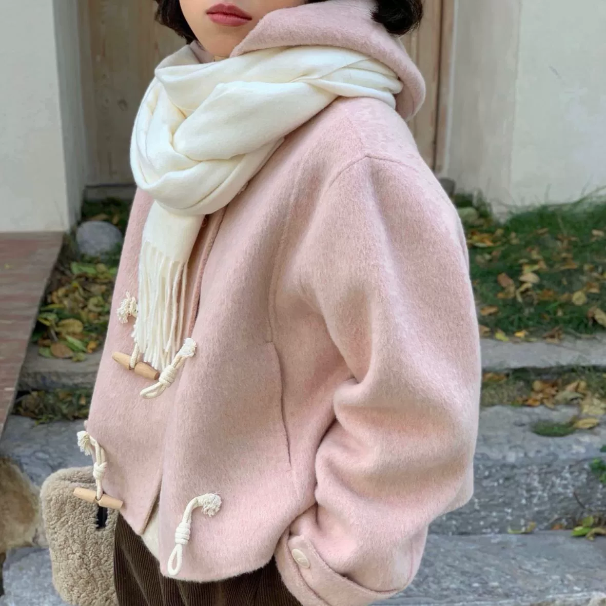 2023 Весна и осень Новое короткое двухстороннее кашемировое пальто с капюшоном и угловой пряжкой Осенне-зимнее Короткое шерстяное пальто в академическом стиле