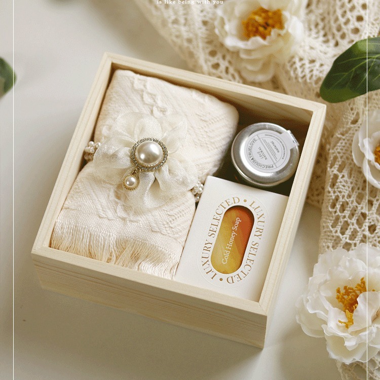 お土産のギフトボックスの小さい木の箱の結婚式の高級なアイデアは花嫁の連れ合いにお返しします。|undefined