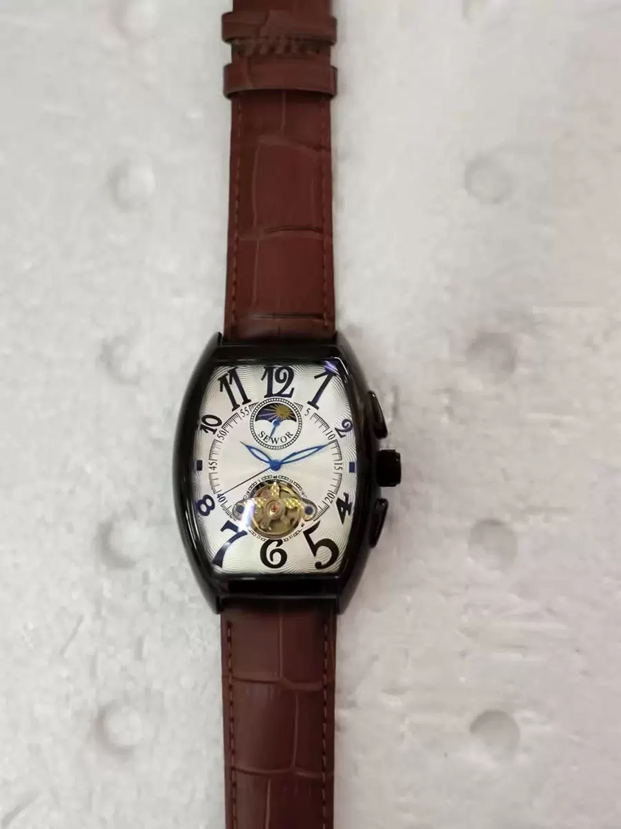 껍질은 검은색이고 표면은 흰색인 갈색