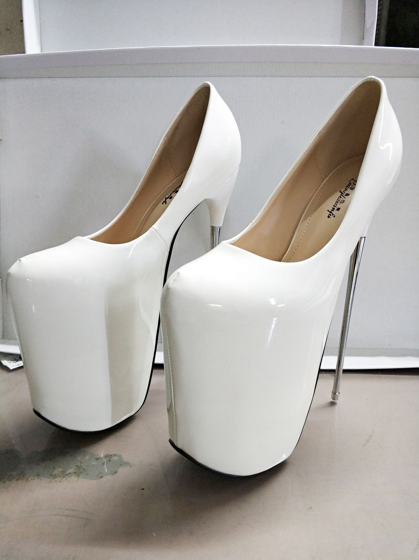Giày cao gót nữ mũi nhọn gót 20 cm đế ren đỏ — Cỏ xanh chi tiết 3