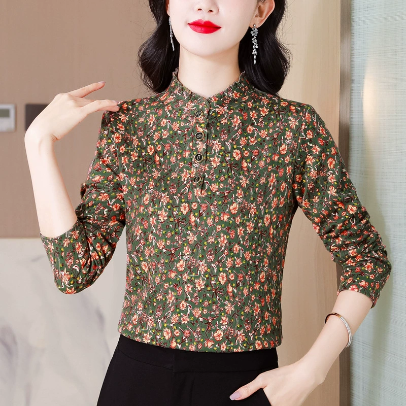 Осенняя мама средних лет с длинными рукавами в нижней рубашке