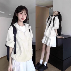 米の白い山系のゆったりした日焼け止めの服の突撃服の女性2025夏の新型のアウトドア登山は薄いコートを着ます。