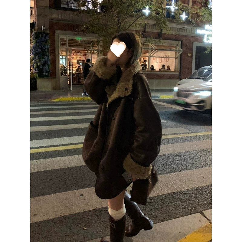 Носите пальто из ягненка с обеих сторон