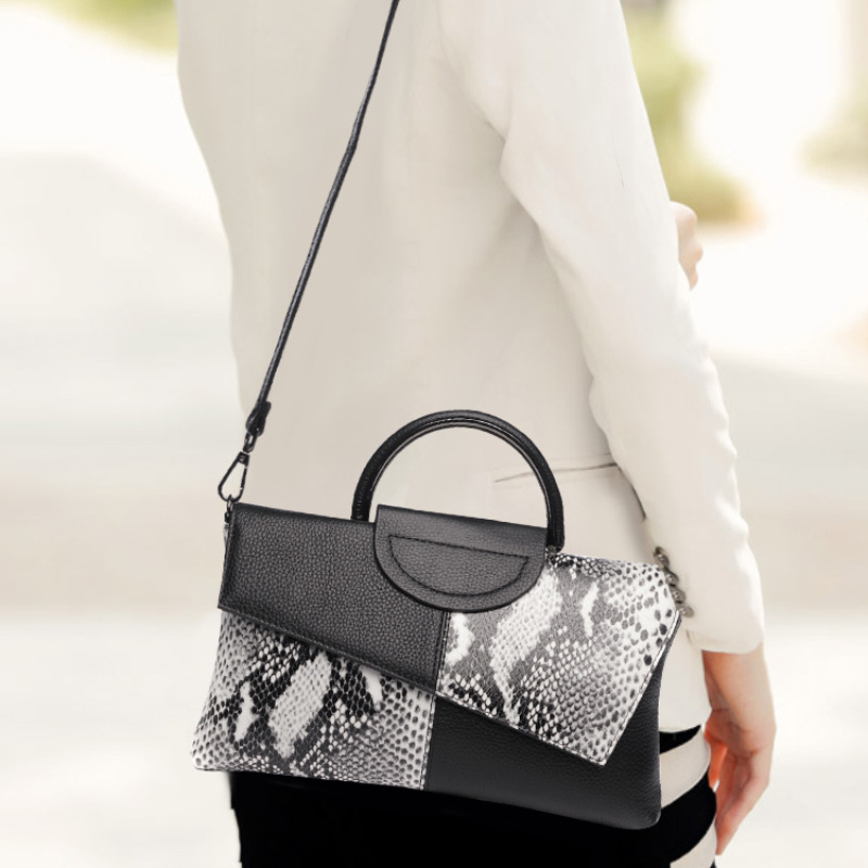 Women's Pu Leather Splicing Crocodile Vintage Style Square Magnetic Buckle Shoulder Bag Clutch Bag Handbag display picture 4