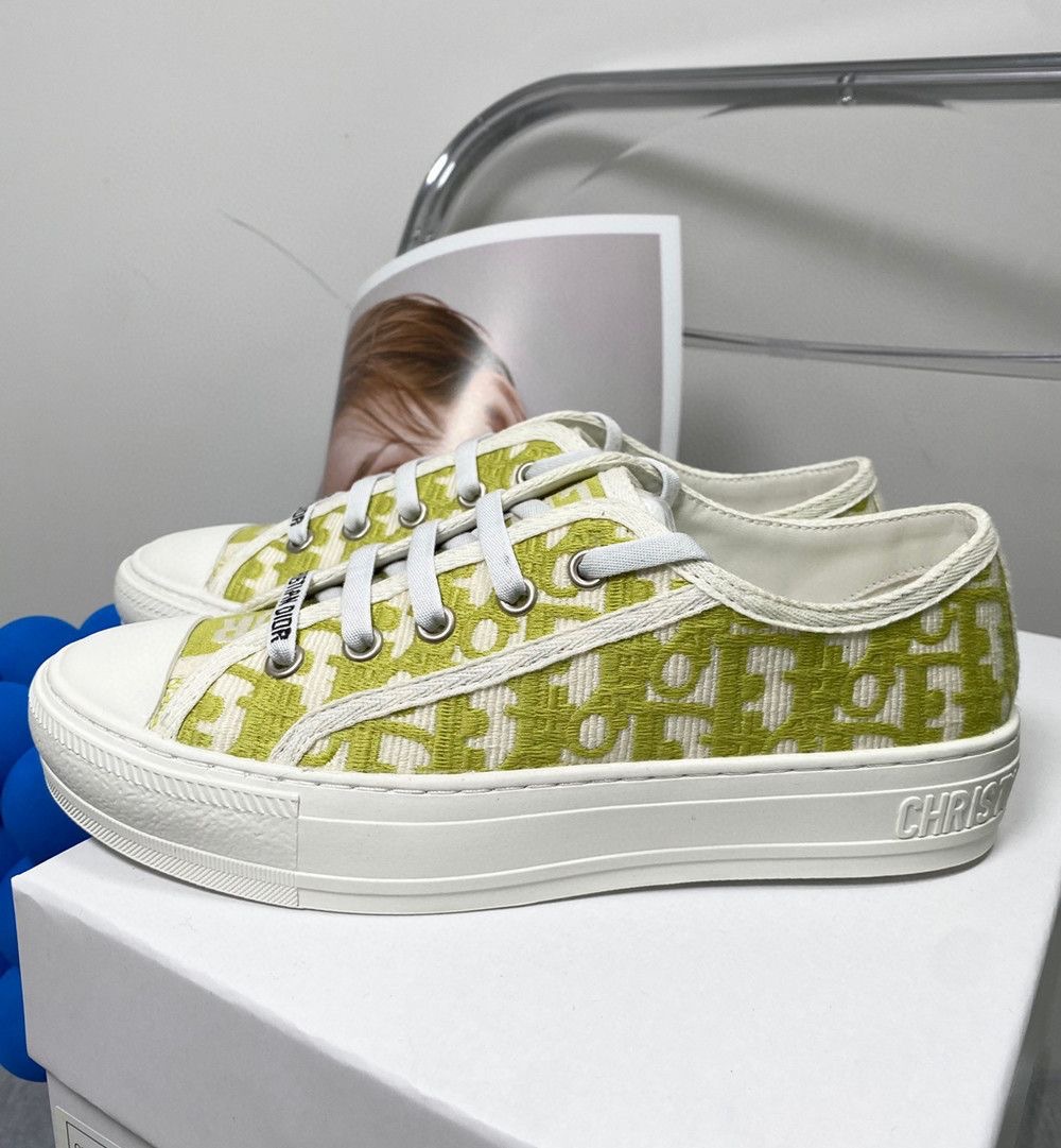 Hong Kong retro primavera y verano nuevo D casa gruesa zapatos de lona bordados 2025 letras correa de zapatos de plantilla universal para mujeres