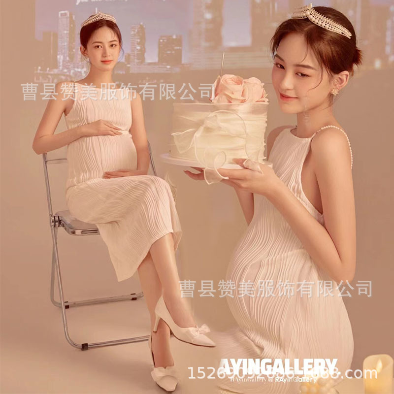 妊婦の写真撮影の服装の影楼のテーマはファッション的で美しいです。