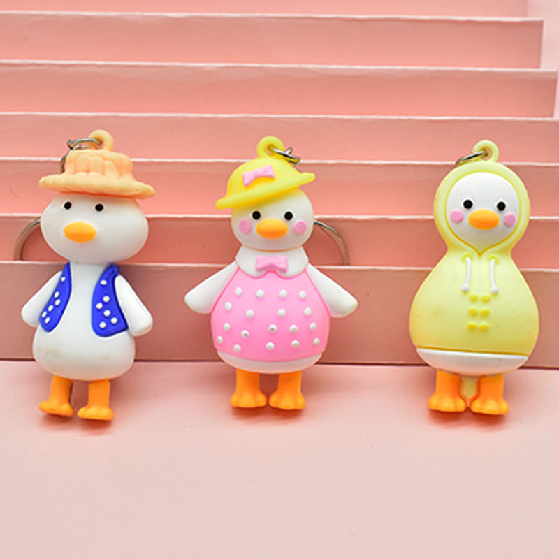 Кукла-утка для путешествий раздается случайным образом