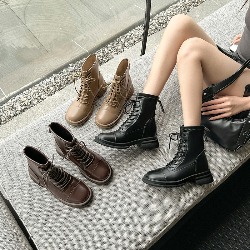 Coole, kurze Damen-Motorradstiefel im britischen Stil mit dicker Sohle – Martin Damen-Lederstiefel, Herbst/Winter 2024_voghion.com