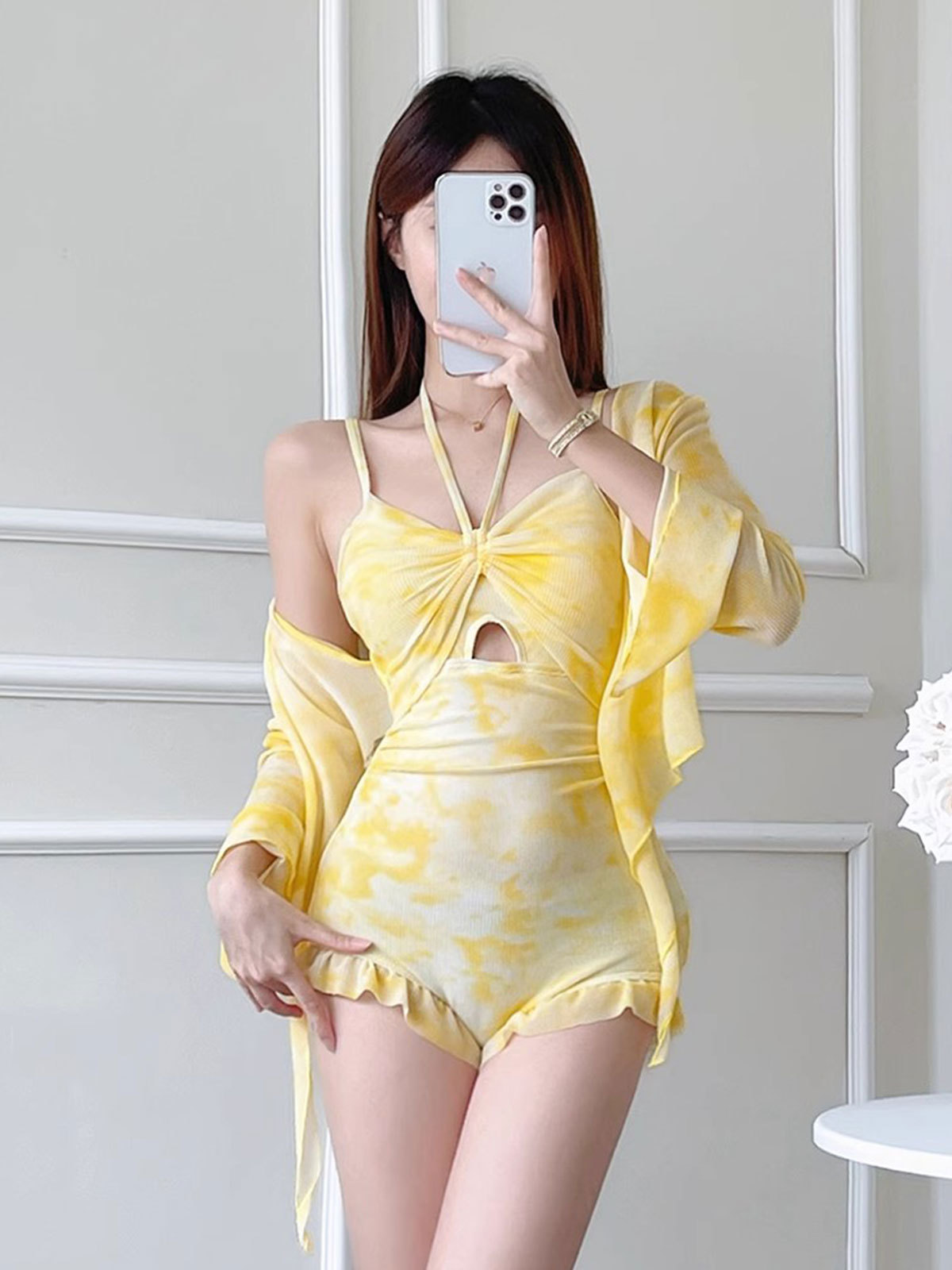 2025 blanco amarillo tie-dye, cobertura conservadora del vientre, tamaño delgado, pecho de manga larga, cuello halter, traje de baño de dos piezas de una pieza, mujer de aguas termales