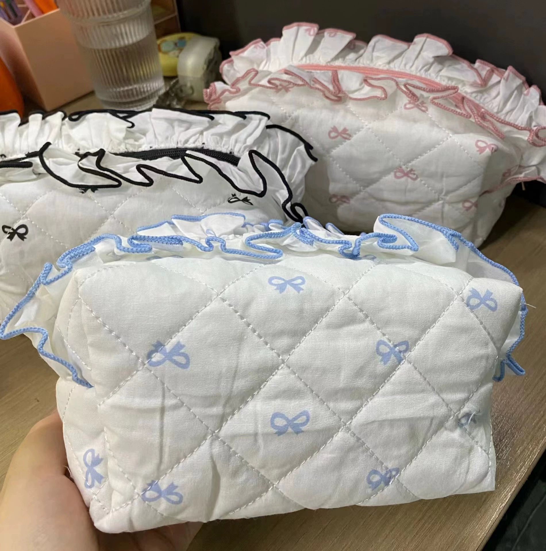Удобная косметичка с бантами в руке, свежая качественная небольшая клатч-сумка, organizer bag