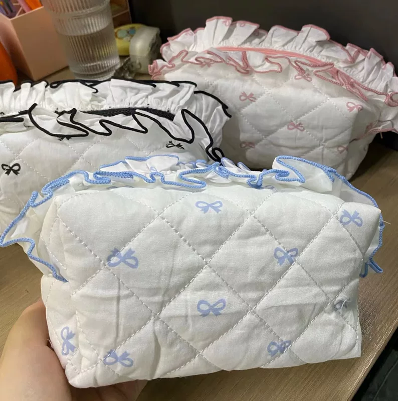 Удобная косметичка с бантами в руке, свежая качественная небольшая клатч-сумка, organizer bag