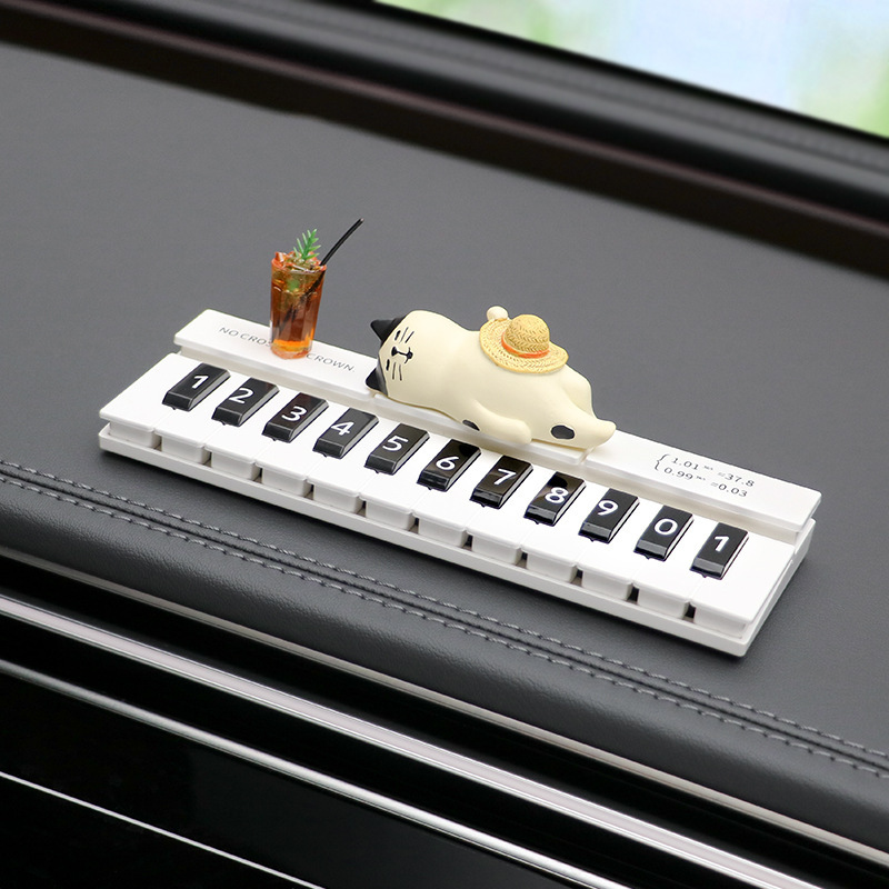 [Pianista perezoso] Número de estacionamiento temporal del automóvil, placa de teléfono móvil del gato, placa de matrícula oculta, mujer
