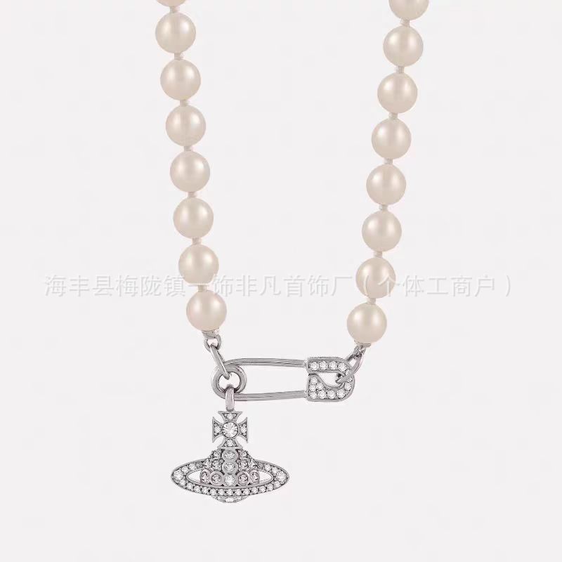 Platinum pin, necklace from pearl