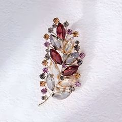 レトロな水晶の葉のブローチの高級な女性の精巧な新型の胸の花の小さい大衆は光のピンの気質のスーツの装飾を防ぎます。