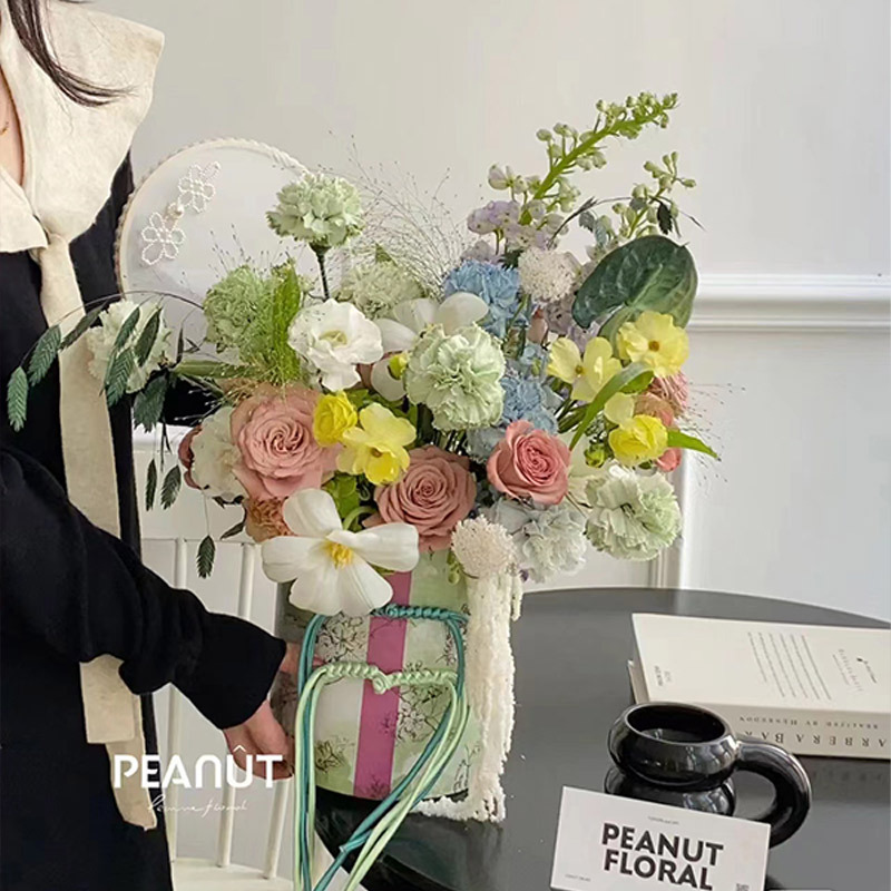 Cubo de arreglos florales del día de la madre Nuevo cubo de abrazo de flores chinas al por mayor Cubo de flores con hebilla de cheongsam Material de floristería de bricolaje